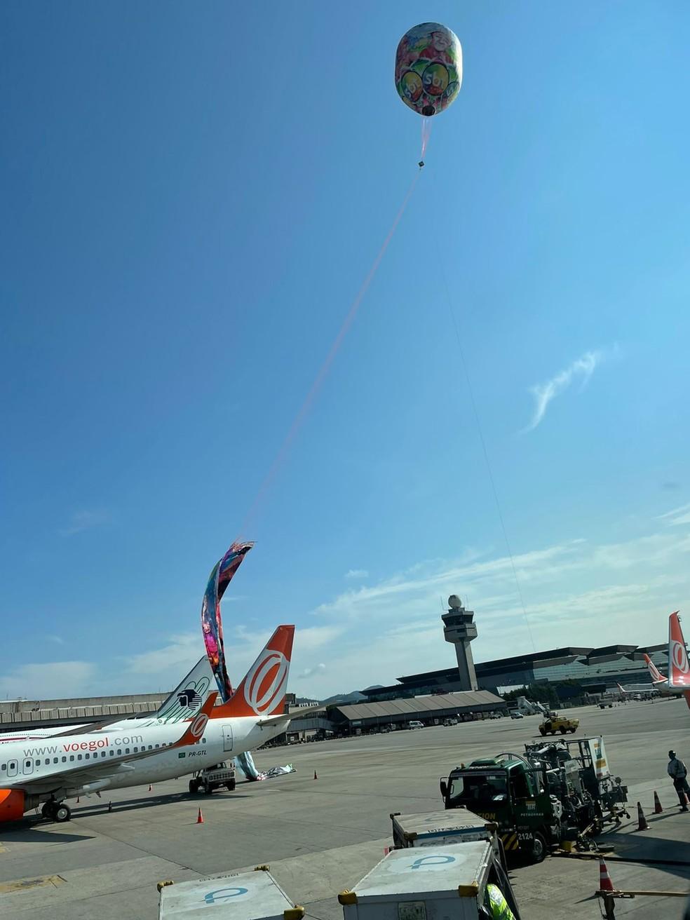 Balão cai em aeroporto e parte dele fica em cima de avião da Gol em Guarulhos, SP