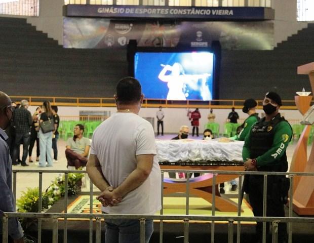 Amigos, familiares e fãs se despedem de Paulinha Abelha em velório
