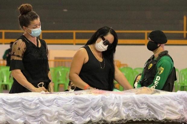Amigos, familiares e fãs se despedem de Paulinha Abelha em velório