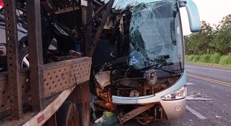 Acidente entre ônibus e carreta deixa 42 feridos em MG