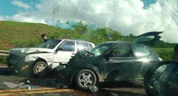Casal morre em acidente entre moto e caminhão na BR-101, em Pedro Canário, ES