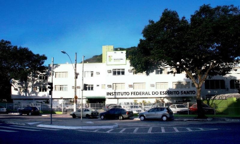 Ifes lança editais de concursos públicos com salários de até R$ 4.180,66