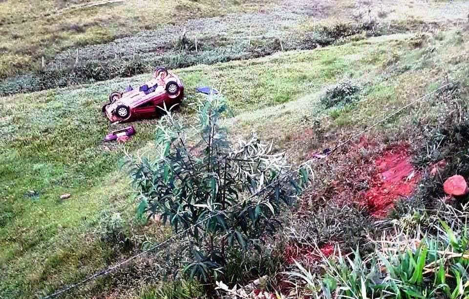 Carro capota com mulher grávida em trabalho de parto e bebê morre na região Serrana do ES