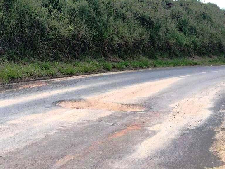 Carro capota com mulher grávida em trabalho de parto e bebê morre na região Serrana do ES
