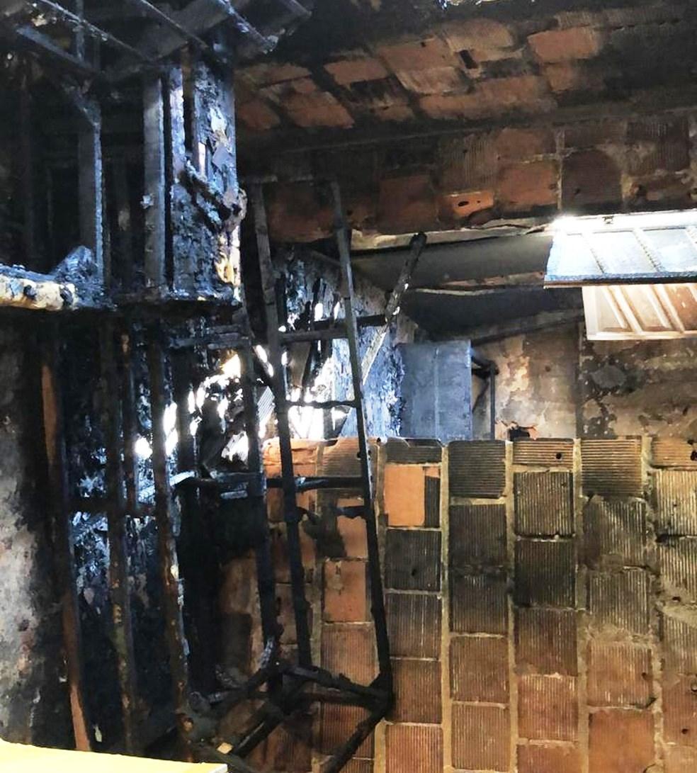 Homem incendeia casa com o pai dentro do imóvel, no ES