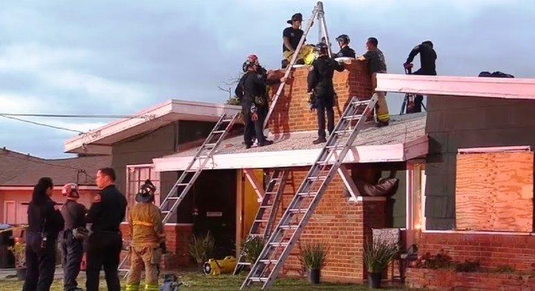 Moradora fica entalada em chaminé após ser trancada do lado de fora de casa
