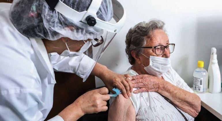 Mortes de idosos por Covid cresce e indica necessidade da 4ª dose