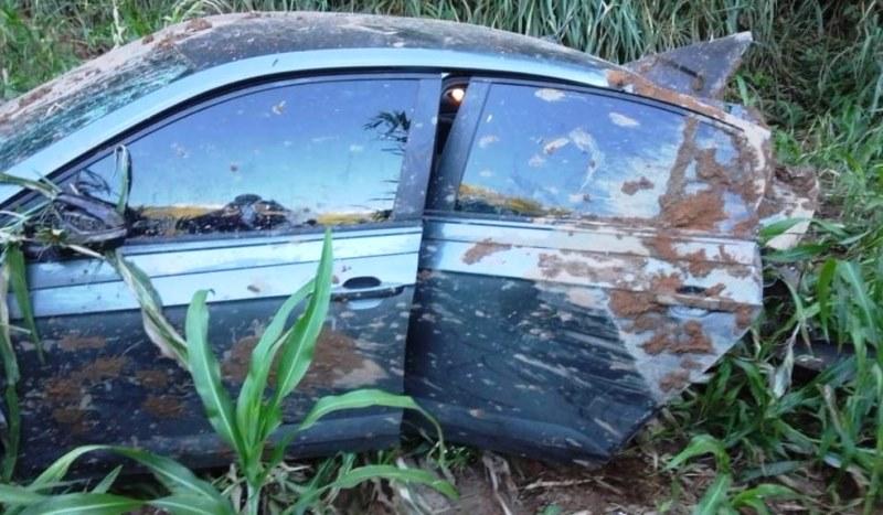 Carro capota na BR-262 e deixa duas pessoas mortas, no ES