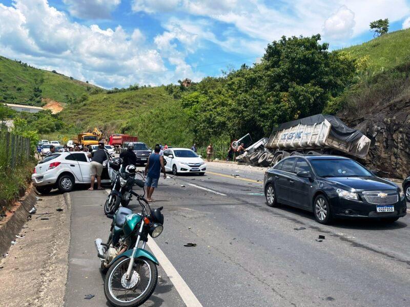 Acidente entre carreta e carro deixa uma pessoa ferida em Colatina, no ES