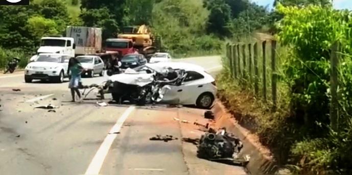 Acidente entre carreta e carro deixa uma pessoa ferida em Colatina, no ES
