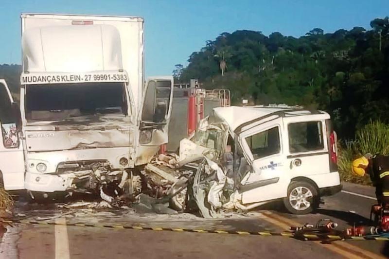 Acidente entre caminhão e ambulância deixa um morto na BR-262