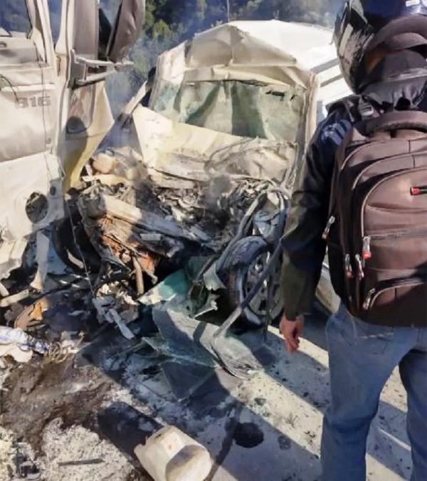 Acidente entre caminhão e ambulância deixa um morto na BR-262