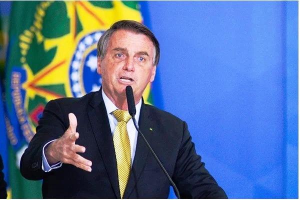 “Mundo todo está sofrendo”, diz Bolsonaro sobre alta dos combustíveis