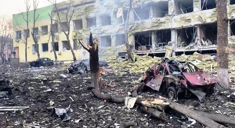 Bombardeios atingem mesquita que abrigava civis e centro de tratamento de câncer na Ucrânia