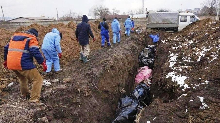 Cidade ucraniana de Mariupol abre valas comuns para enterrar mortos
