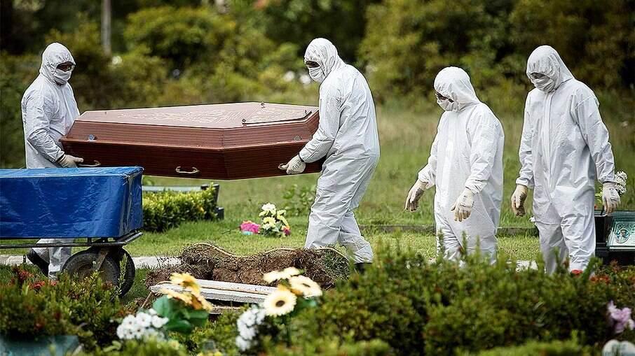 Com dados defasados, Brasil registra 389 mortes por Covid-19 em 24 horas