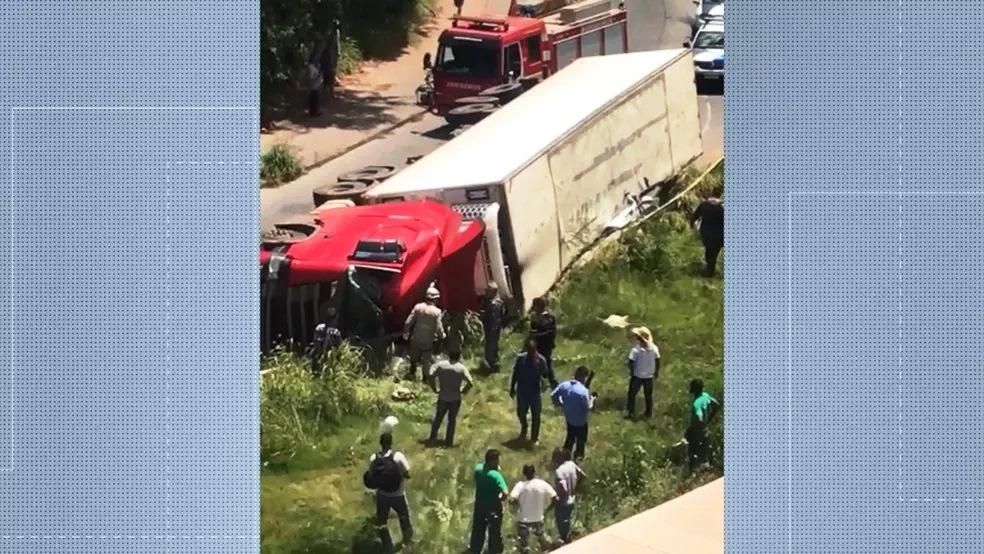 Carreta tomba em cima de carro e motorista morre esmagado em rodovia do ES
