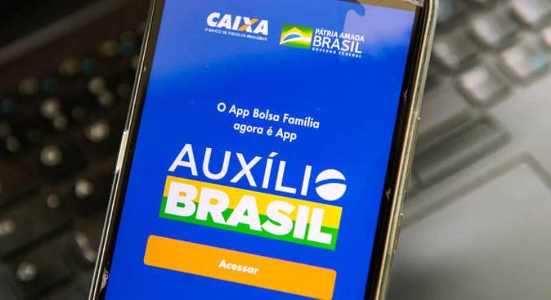 Equipe econômica avalia aumento temporário no Auxílio Brasil