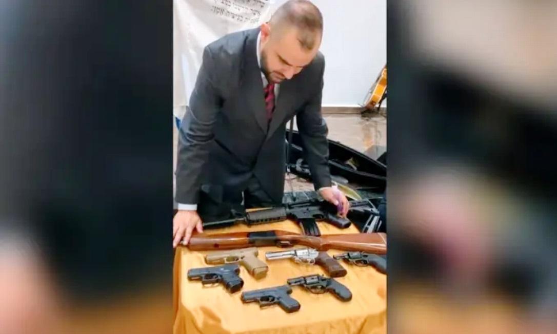 Pastor unge arsenal de armas durante culto em igreja evangélica, no PR