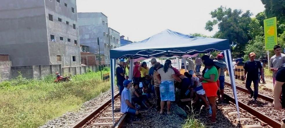 Protesto de pescadores interditada Estrada de Ferro Vitória a Minas, no ES