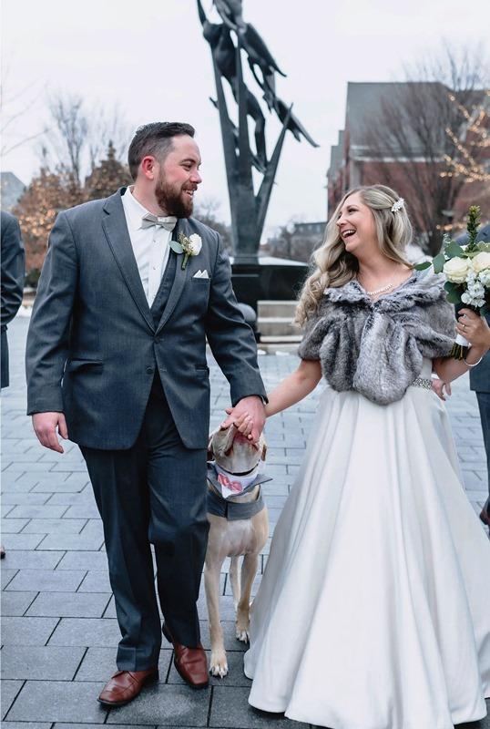 Cachorro é padrinho de casamento e rouba a cena nas fotos da festa