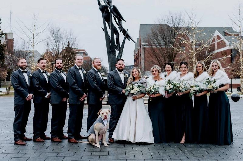 Cachorro é padrinho de casamento e rouba a cena nas fotos da festa