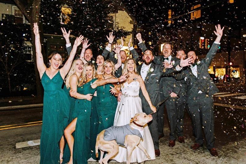 Cachorro é padrinho de casamento e rouba a cena nas fotos da festa