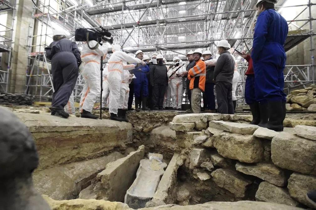 Sarcófago de chumbo do século 14 é encontrado no subsolo da Notre-Dame de Paris