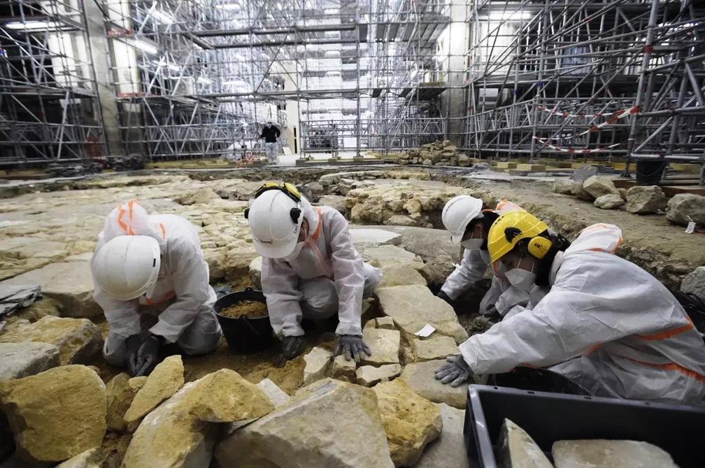 Sarcófago de chumbo do século 14 é encontrado no subsolo da Notre-Dame de Paris