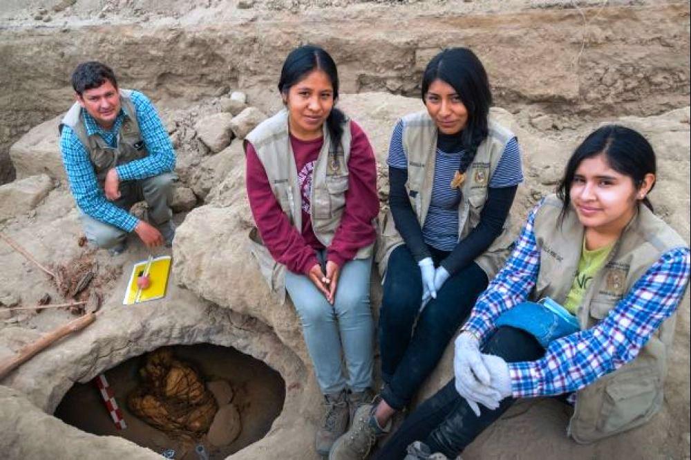 Relembre a descoberta da múmia encontrada em posição singular