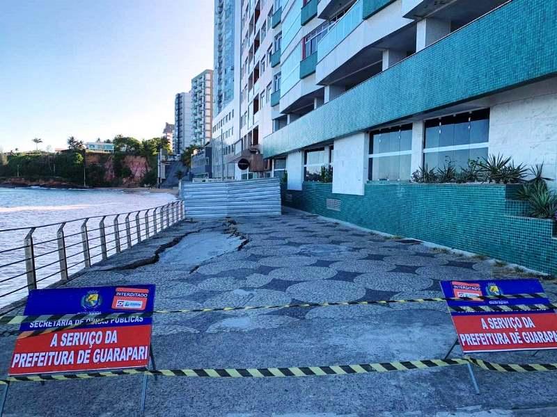 Com avanço do mar, trecho da calçada da Praia da Areia Preta começa a desabar em Guarapari, ES