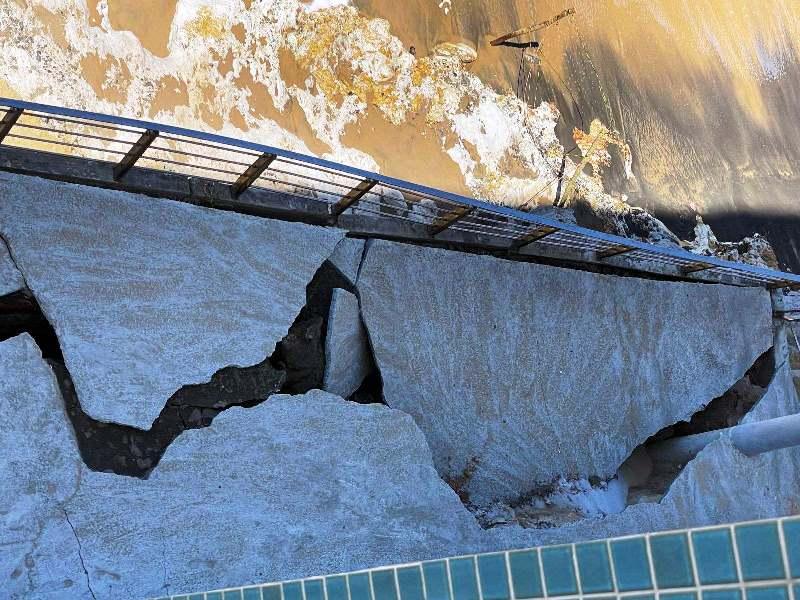 Com avanço do mar, trecho da calçada da Praia da Areia Preta começa a desabar em Guarapari, ES