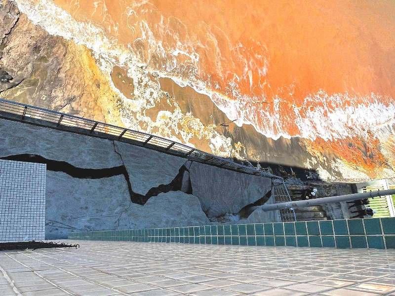 Com avanço do mar, trecho da calçada da Praia da Areia Preta começa a desabar em Guarapari, ES