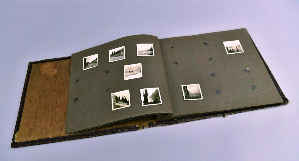 Encontrado álbum de fotos feito com pele de prisioneiro de campo de extermínio nazista