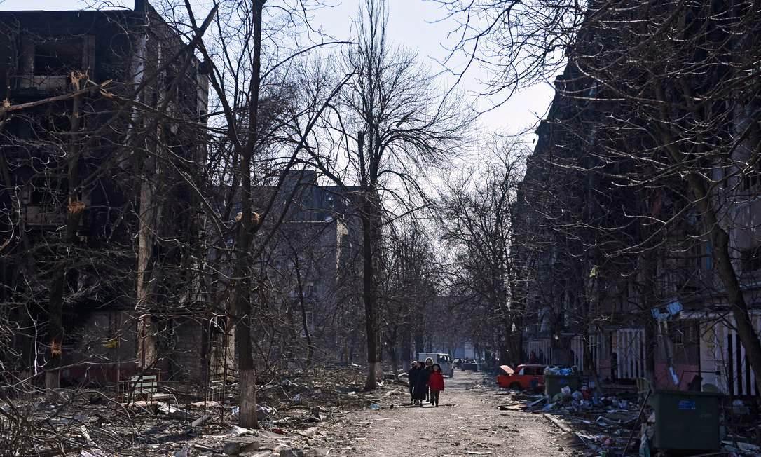 Forças russas bombardeiam escola de arte que abrigava 400 civis em Mariupol