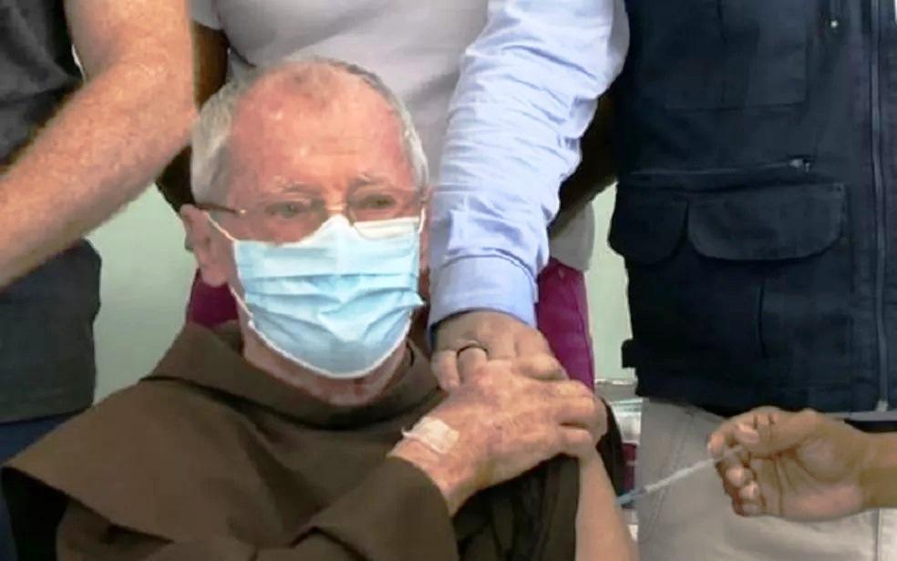 Idosos começam a receber 4ª dose da vacina contra Covid-19, no ES