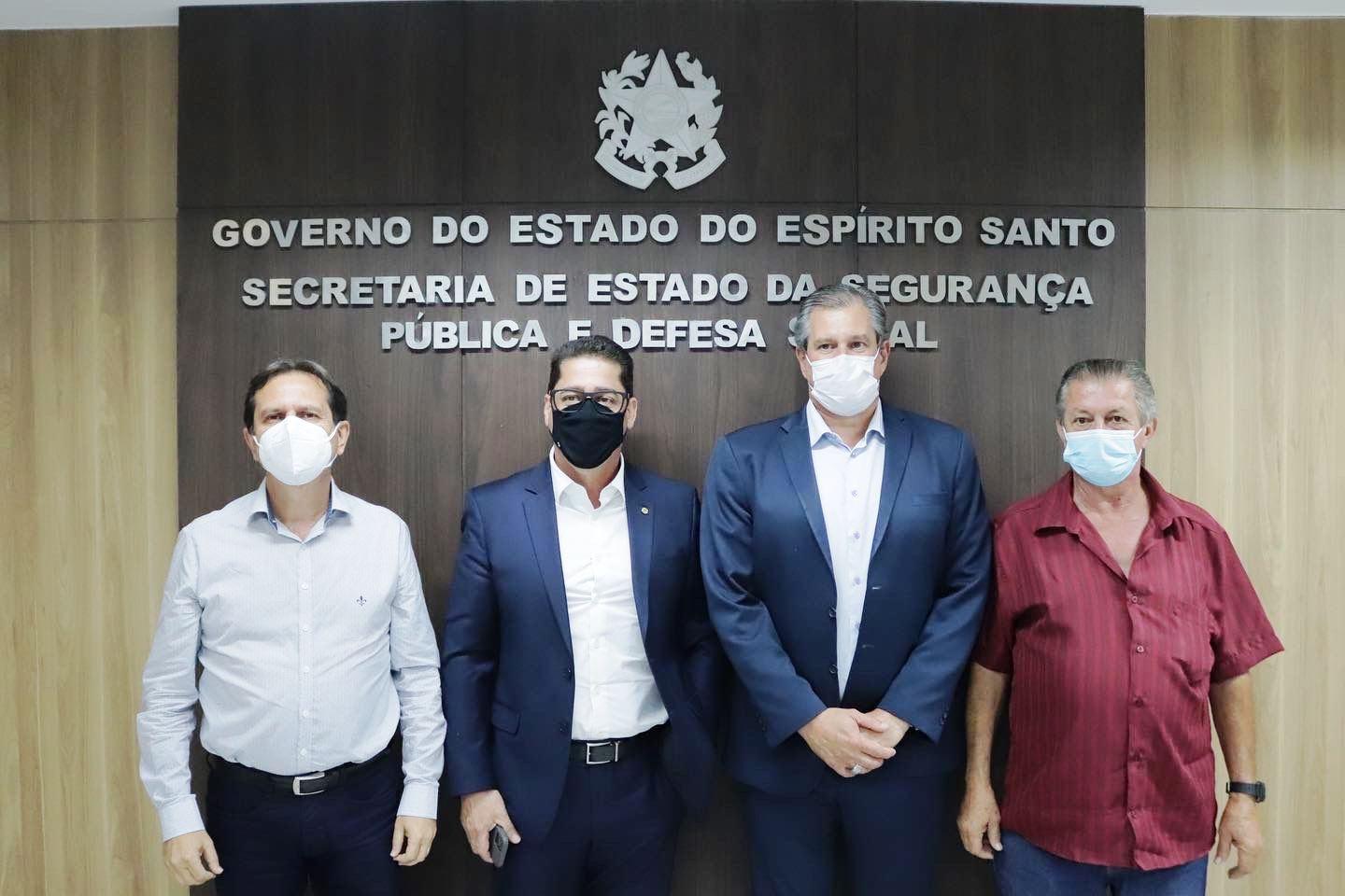 Marcelo Santos reúne cúpula de segurança do Estado com prefeito e vereadores de Santa Teresa, ES