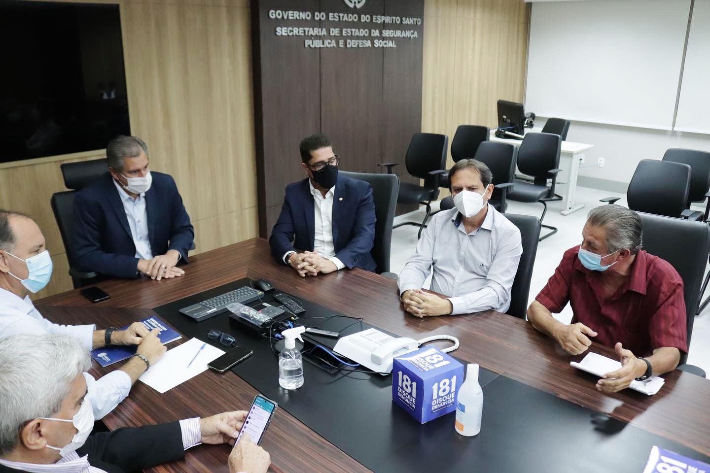 Marcelo Santos reúne cúpula de segurança do Estado com prefeito e vereadores de Santa Teresa, ES