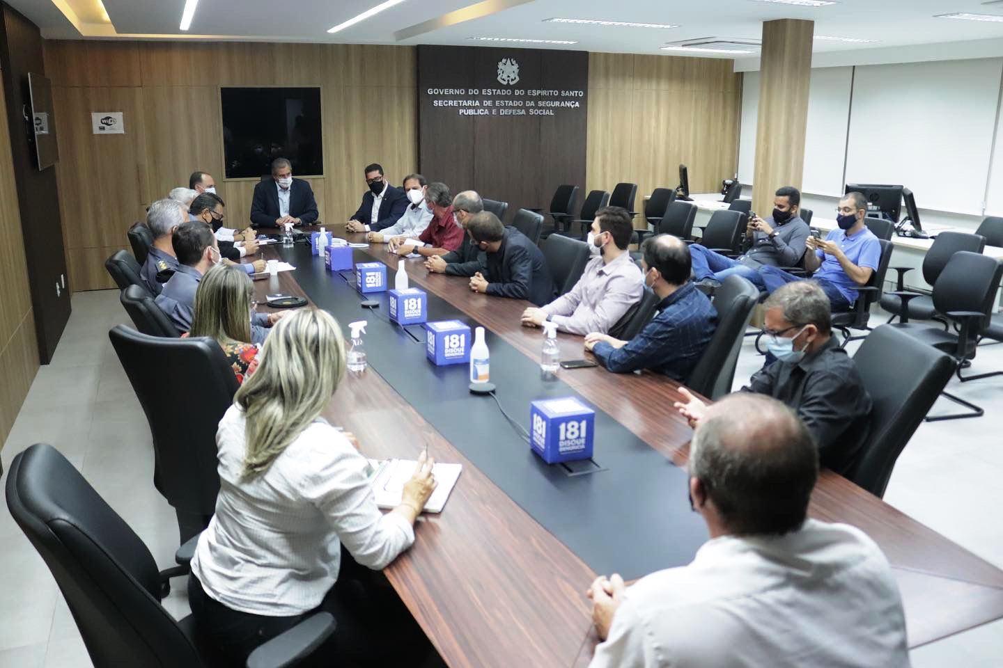Marcelo Santos reúne cúpula de segurança do Estado com prefeito e vereadores de Santa Teresa, ES