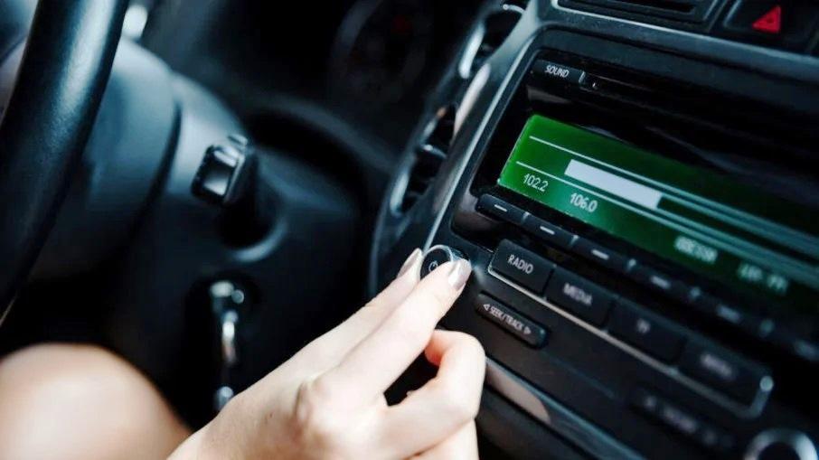 Música alta no carro faz mal para a audição, aponta estudo