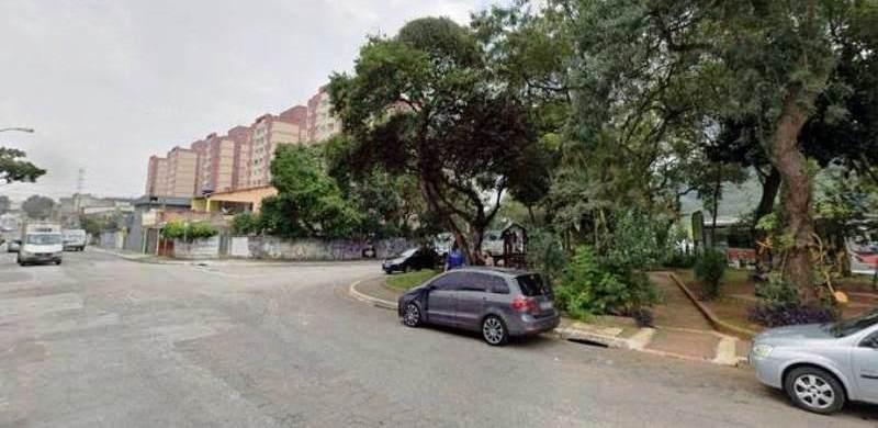 Corpo decapitado é encontrado enrolado em lençol