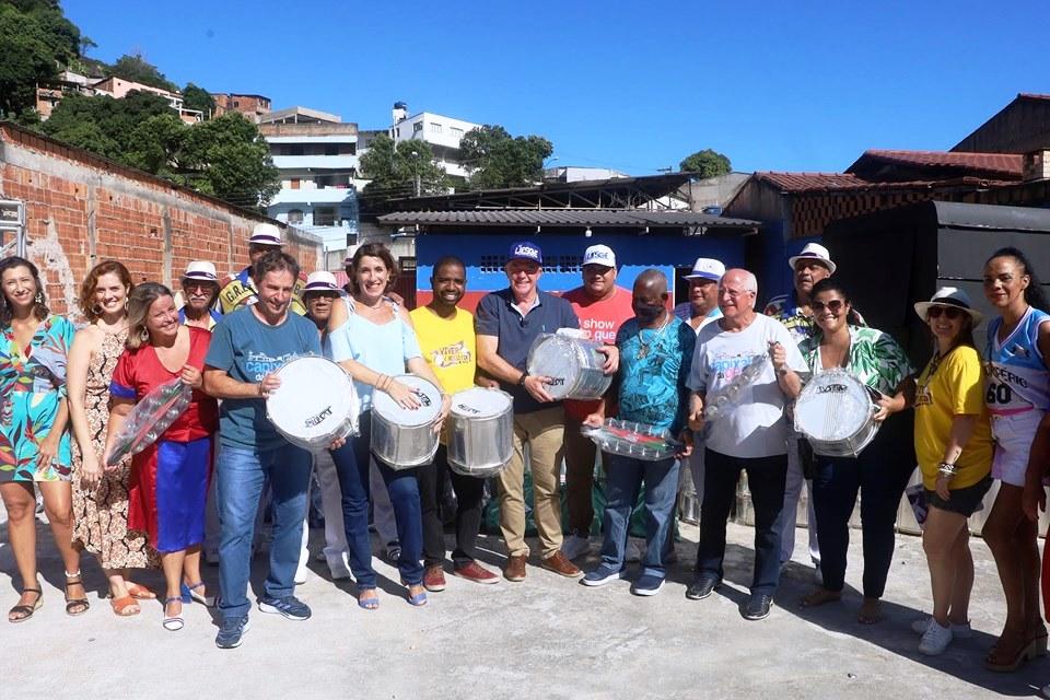 Casagrande participa de entrega de instrumentos musicais para escolas de samba