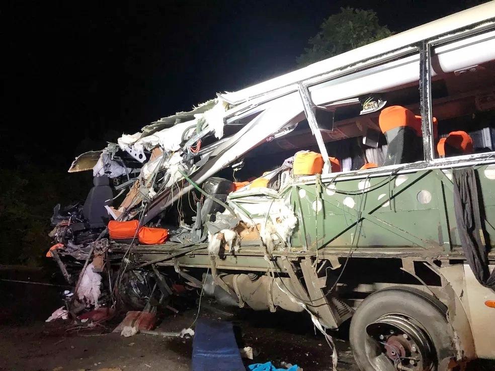 Acidente entre carreta, carro, ônibus e van deixa 6 mortos e 12 feridos em Rio Pardo, RS