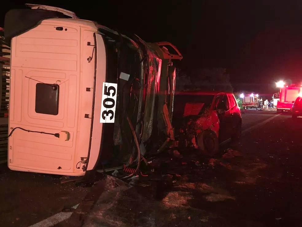 Acidente entre carreta, carro, ônibus e van deixa 6 mortos e 12 feridos em Rio Pardo, RS
