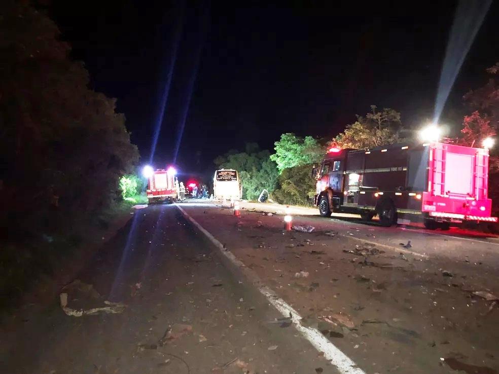 Acidente entre carreta, carro, ônibus e van deixa 6 mortos e 12 feridos em Rio Pardo, RS