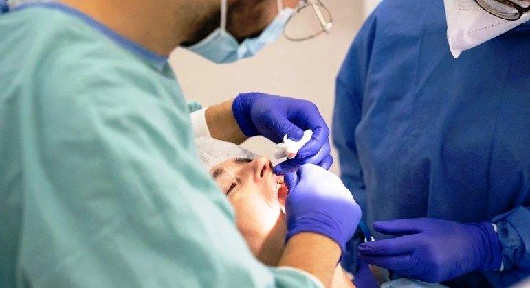 Dentista quebra dentes de pacientes e fatura R$ 20 milhões com cirurgias