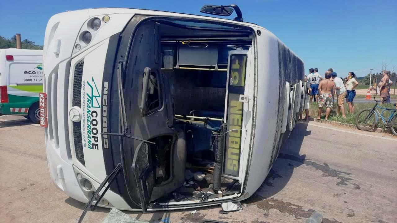 Acidente entre micro-ônibus escolar e carro deixa alunos feridos na BR-101