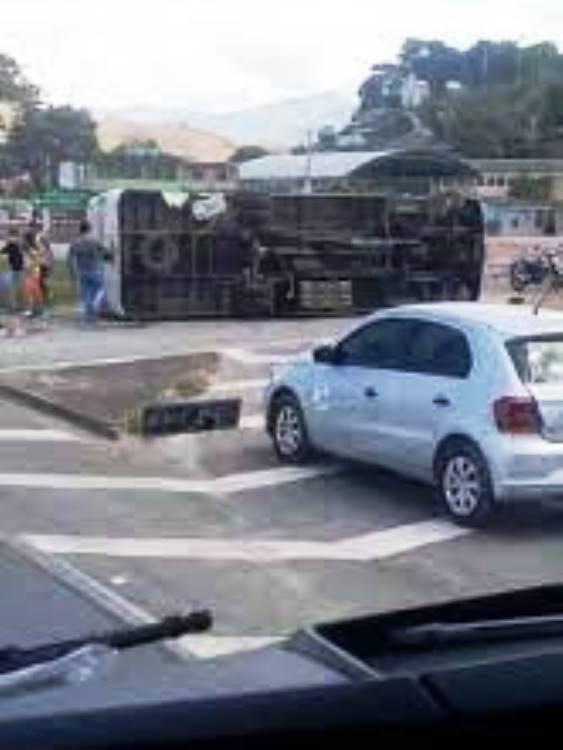 Acidente entre micro-ônibus escolar e carro deixa alunos feridos na BR-101