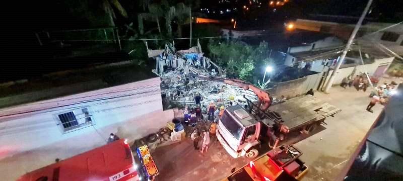 Casa desaba e três pessoas ficam soterradas no ES; um idoso foi encontrado sem vida