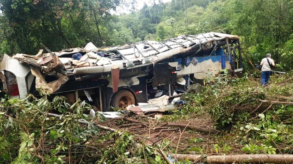 Ônibus cai em ribanceira e deixa 10 mortos e outros 21 feridos